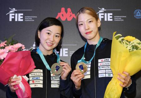 フェンシング・サーブルのグランプリ大会で２位に入った高嶋理紗（左）と３位の江村美咲＝イタリア・パドバ（日本フェンシング協会提供）
