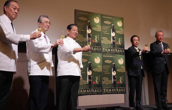 開発に協力した日本料理アカデミーのメンバーと「玉兔」を発表した西脇知事（右から２人目）＝京都市東山区・フォーシーズンズホテル京都