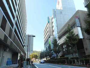 滋賀県内で最も地価が高かったＪＲ大津駅近くの商業地（右手前）。通りの反対側では高層マンションの建設が進む＝大津市