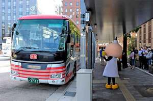 関係者らに見送られ、京都駅八条口を出発する高野山・奥の院前行きのバス（京都市南区）