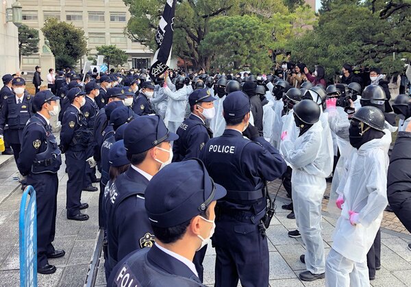 時計台前で立ちふさがる警察官に抗議する学生たち（３日午後０時８分、京都市左京区・京都大）