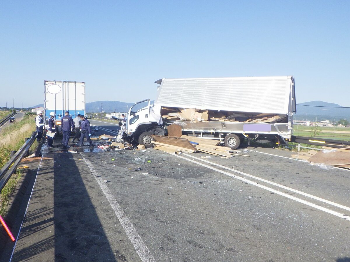 トラック同士が正面衝突、双方の運転手2人が死亡　滋賀の国道