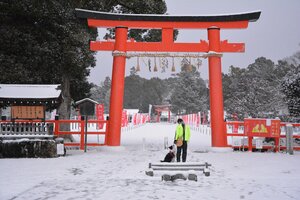 真っ白な雪に朱の鳥居が映える上賀茂神社（１月１４日午前７時、京都市北区）