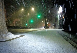 激しく雪が降り、積雪し始めた歩道（2022年1月14日午前０時、京都市左京区下鴨北園町）