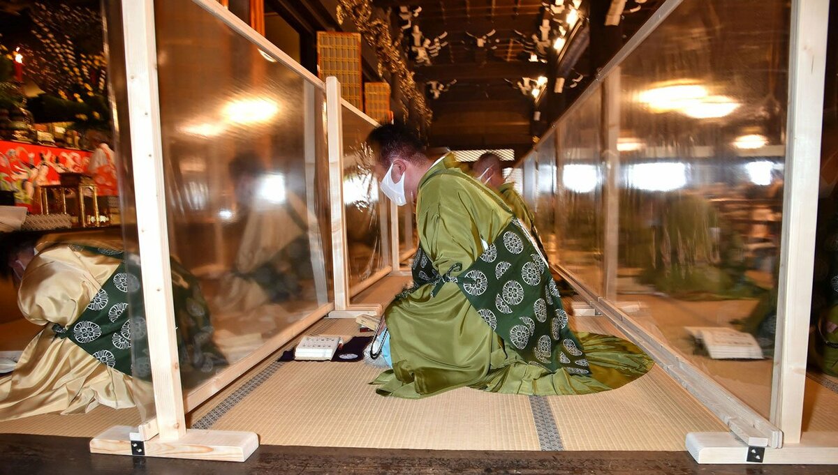 ついたて前にマスク姿で「南無阿弥陀仏」　京都・東本願寺で坂東曲