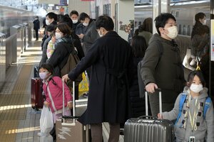 スーツケースを持った家族連れらで混雑する新幹線の上りホーム（３日午前９時１１分、京都市下京区・ＪＲ京都駅）