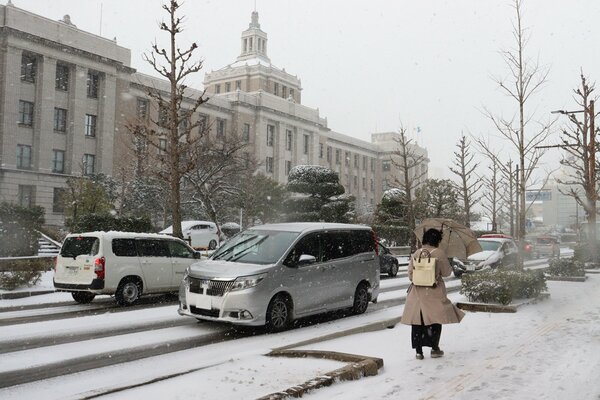 雪模様となった大津市（１４日朝）