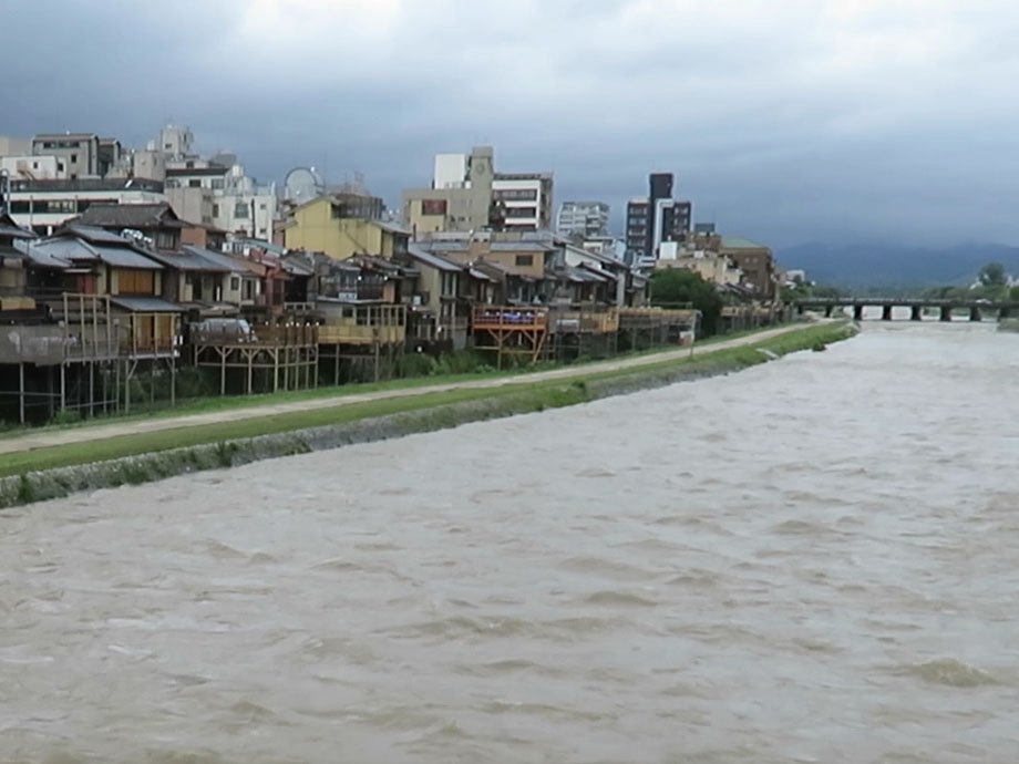 大雨で京都・鴨川は濁流へと変化　河川敷へは通行止めに