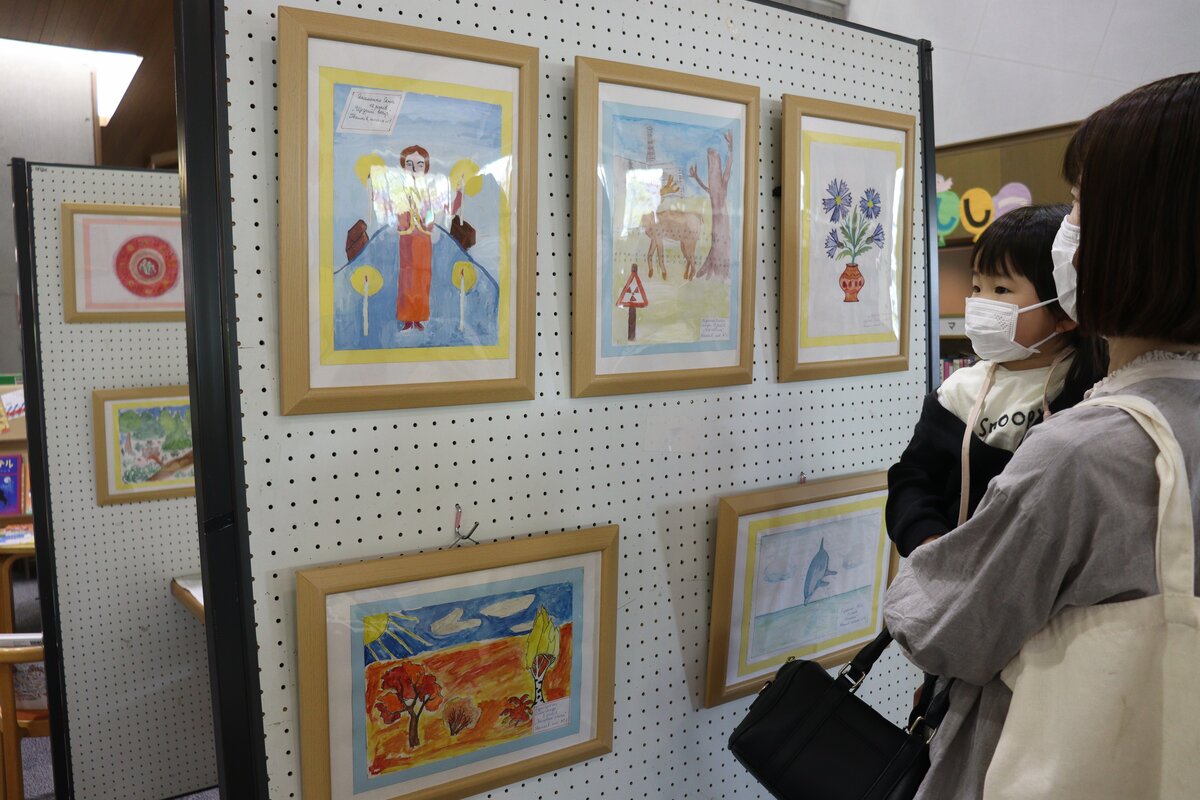 ウクライナの子、20年前に描いた絵画 滋賀・近江八幡で展示「戦禍に 