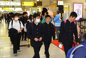 修学旅行で京都を訪れた中学生ら（２０１６年５月、京都市下京区・ＪＲ京都駅）