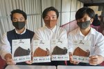 京都の伝統技術と柿渋を使ってマスクを制作した学生たち。「外国の人にも使ってほしい」と願う（京都市中京区）
