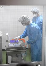 京都医療センターに運び込まれたワクチン（１８日午前１０時２６分、京都市伏見区・同センター）