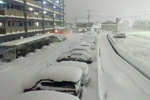 大雪で駐車場の車の上には雪が高く積もった（２６日午後６時５０分、長浜市八幡東町）