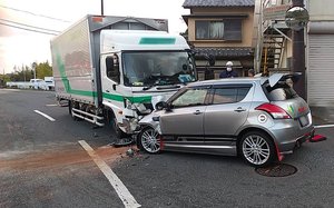 トラックと正面衝突して、乗っていた２人が死亡した乗用車（右）＝４月１４日、京都市北区