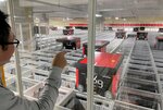 白鳩が昨年導入した最新の自動倉庫。４８台のロボットが素早く商品をピックアップする（京都市伏見区）