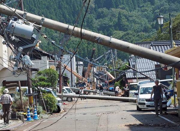 台風２１号による猛烈な風で、約１５０メートルにわたって電柱がなぎ倒された海津の町並み（５日午前１０時５０分ごろ・高島市マキノ町）