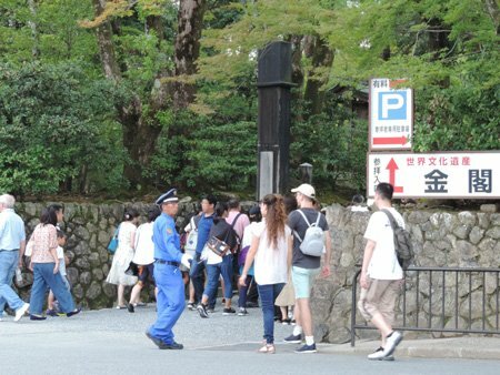 観光客でにぎわいを見せる金閣寺の参道。関空の全面再開で訪日客の姿も戻りつつある（９月２３日、京都市北区）