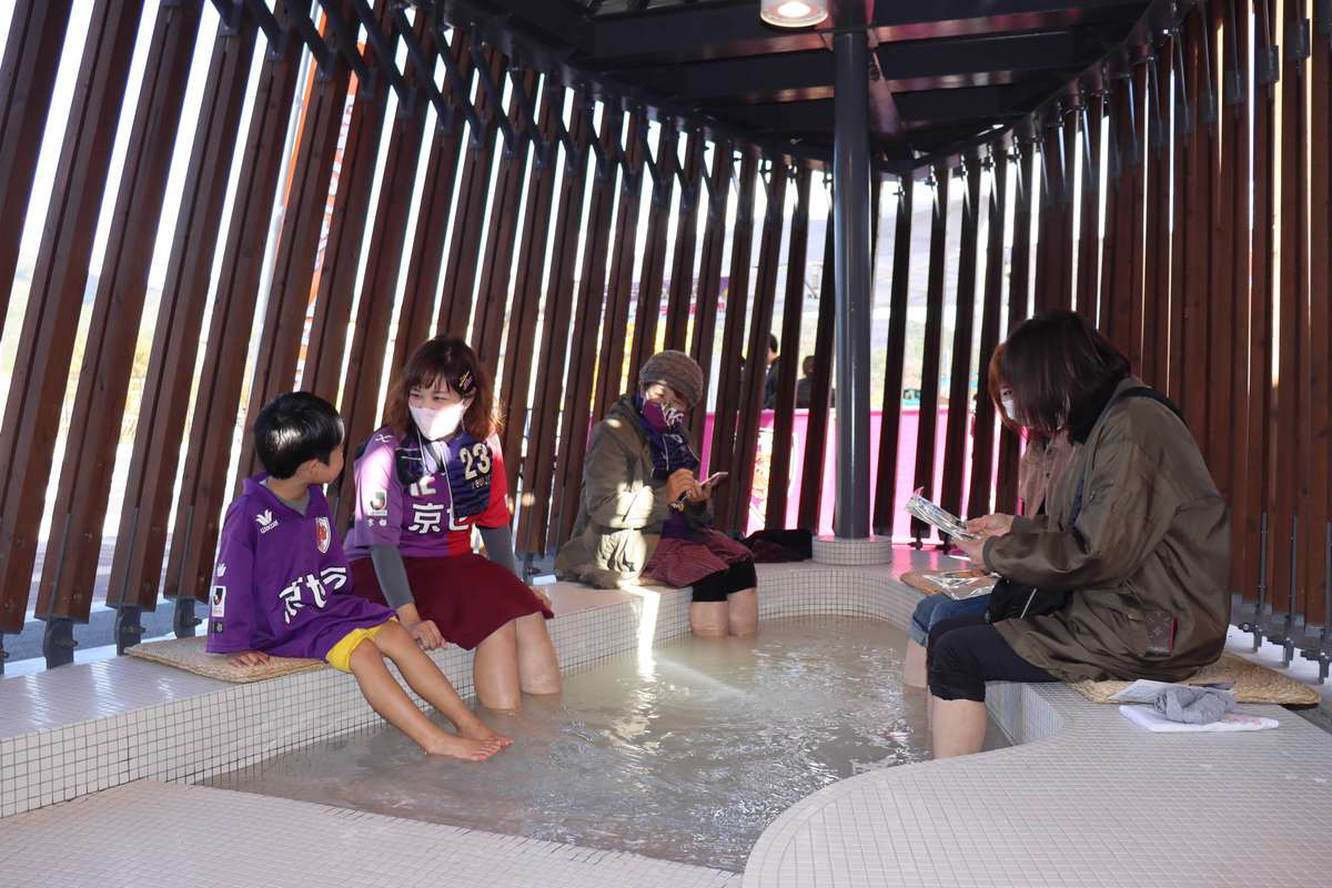 サンガスタジアムに足湯オープン　地元「湯の花温泉」の素使用、ファンらぽかぽか　京都・亀岡