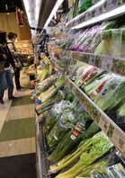 外出自粛で家庭料理の機会が増え、スーパーの売り場などではハクサイやキャベツといった身近な野菜が売れている（京都市中京区）