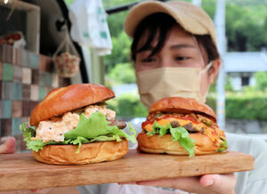 キッチンカー販売で人気を集める「ガーリックタルタルバーガー」（左）と「チーズバーガー」
