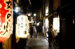 先斗町通で店を探す人ら。平日の夜や遅い時間帯は、依然人通りはまばらなままという（１１月３０日午後６時５０分、京都市中京区）