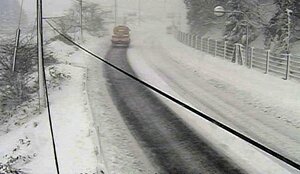大雪となっている滋賀・岐阜県境の国道21号（2月5日午前11時半ごろ・滋賀県米原市、滋賀国道事務所提供）