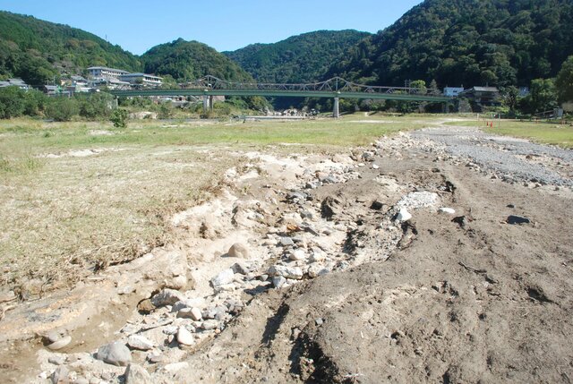 台風19号 河川敷のキャンプ場は泥堆積 地面にくぼみ シーズンだけど 再開見通せず 社会 地域のニュース 京都新聞