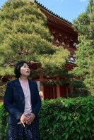何度も訪日外国人観光客をガイドした大徳寺で、コロナ禍の影響を話す山下さん（京都市北区）