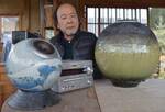 田村さんが開発した球形の陶製スピーカー（甲賀市信楽町牧・しんにょ陶器）[LF]