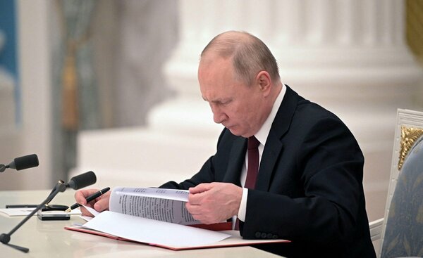 ウクライナ東部の親ロシア派地域独立承認の文書に署名するプーチン・ロシア大統領＝２１日、モスクワ（ロイター＝共同）