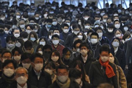 マスク姿で出勤する人たち＝２０２１年、東京都内