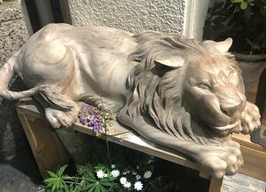 重さ３０キロ近くというライオンの置物。店のシンボルとして街の人にもかわいがられていた（京都市上京区・ライオンキッチン）