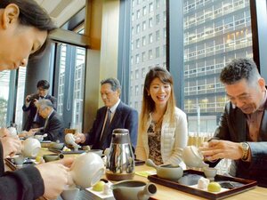 「ここ滋賀」で昨年１２月開かれた茶会で煎茶のいれ方を学ぶ参加者（東京都中央区）
