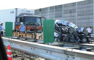 事故で大破した車両と後続のトラック（１３日午後３時３６分、滋賀県竜王町）[LF]