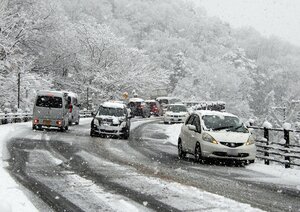 大雪で車の立ち往生が発生した狐坂（１月２１日、京都市左京区）※画像の一部を加工しています
