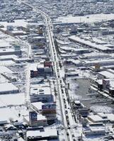 　大雪による渋滞が続く福井市内の国道８号線＝１月