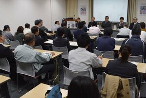 法務省のコレワーク西日本が開いたセミナーで、出所者雇用の実績がある企業から体験談を聞く参加者ら（京都市南区・京都テルサ）
