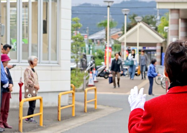 亀岡市内のスーパー前で、買い物客らにレジ袋提供禁止条例の是非を問い演説する候補