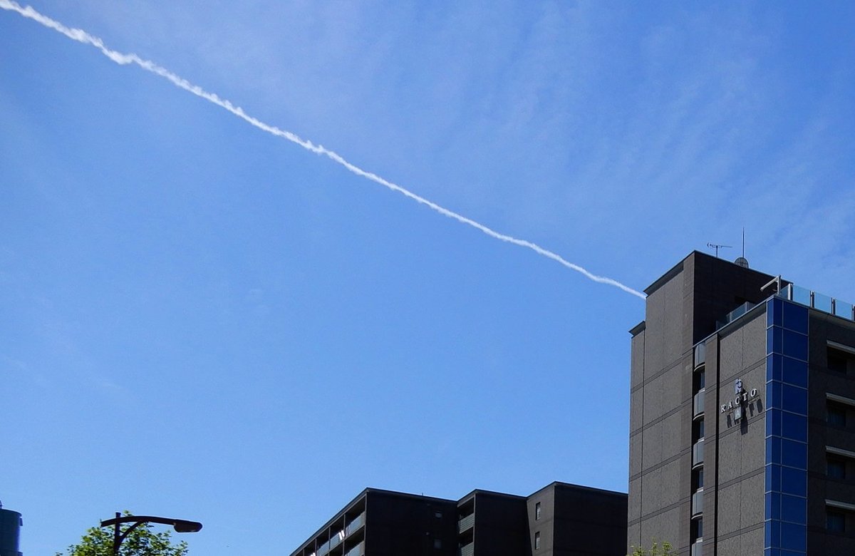 京都の青空にも飛行機雲　なぜできる、天気も見通せる仕組みは