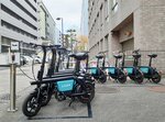 シェアサービスで提供する小型電動アシスト自転車が置かれた京都駅のポート（Luup提供）