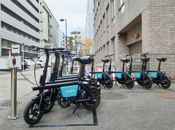シェアサービスで提供する小型電動アシスト自転車が置かれた京都駅のポート（Luup提供）