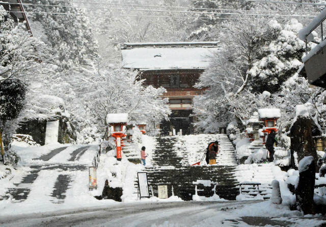 京都 鞍馬寺の山門に雪 どっさりセンチ 社会 地域のニュース 京都新聞