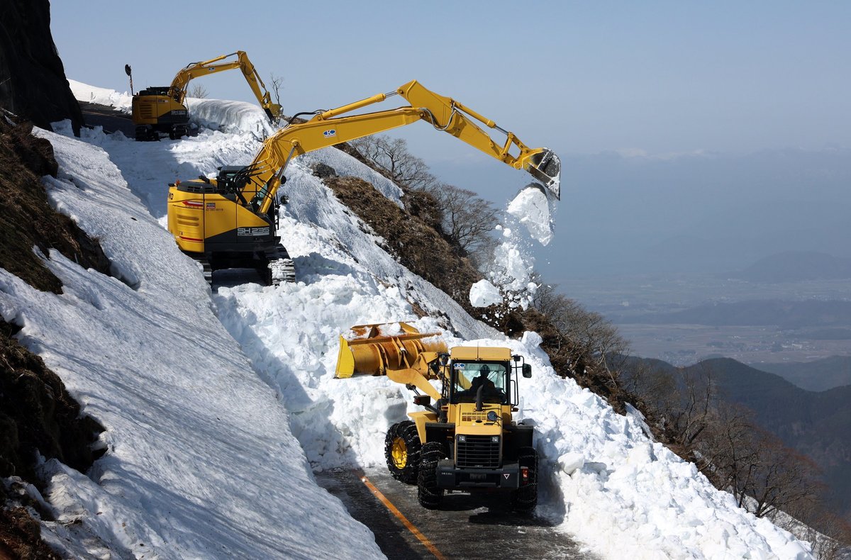 伊吹山ドライブウェイで除雪作業　ショベルカーで雪の壁崩す　滋賀・米原