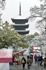 雪が降るなか開かれた初弘法。人出は少なかった（２１日午前１０時１５分、京都市南区・東寺）