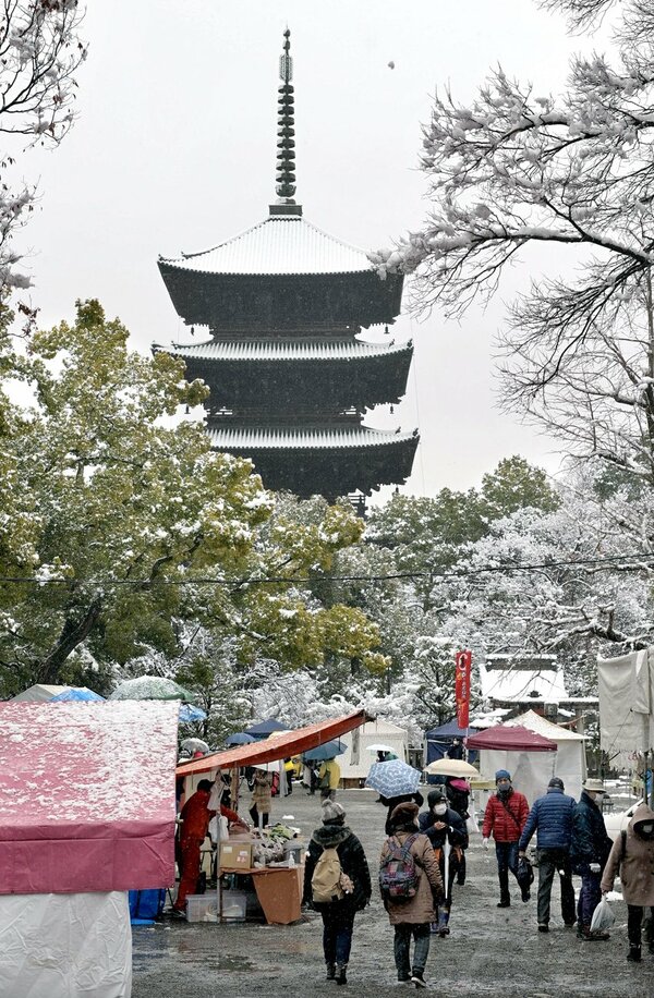 雪が降るなか開かれた初弘法。人出は少なかった（２１日午前１０時１５分、京都市南区・東寺）