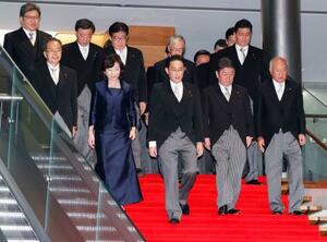 　初閣議後、記念撮影に臨む岸田文雄首相（前列中央）と閣僚ら＝４日午後１０時４４分、首相官邸