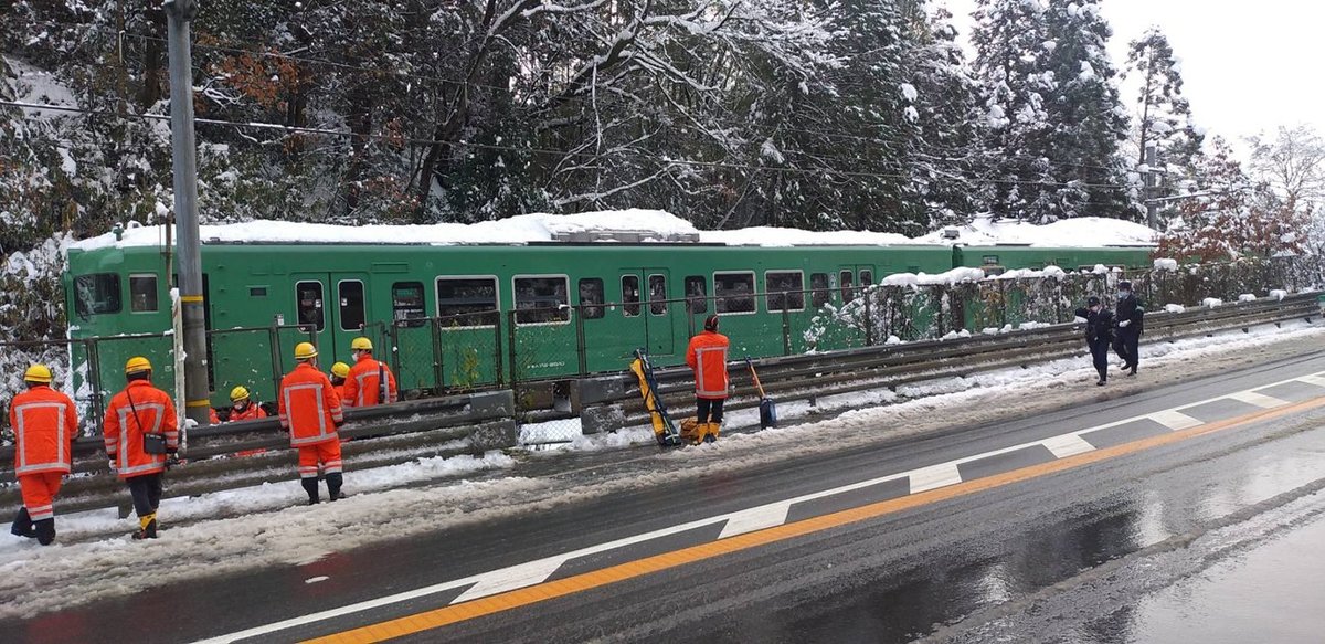 雪で倒れたタケに接触、JR舞鶴線の列車が一時立ち往生　京都・綾部