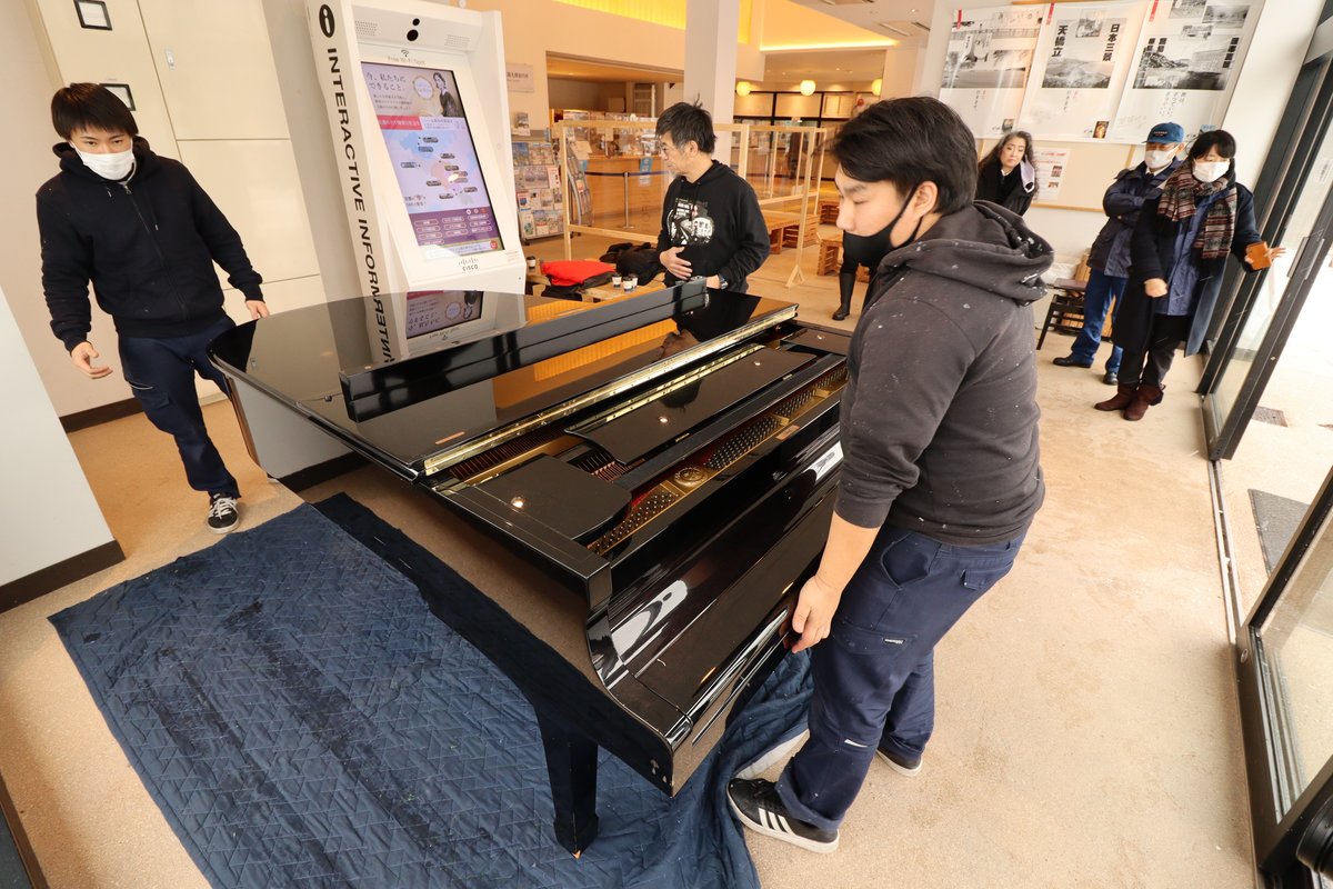 閉校した中学校のピアノ、「駅ピアノ」に生まれ変わる　住民「また校歌を歌いたい」