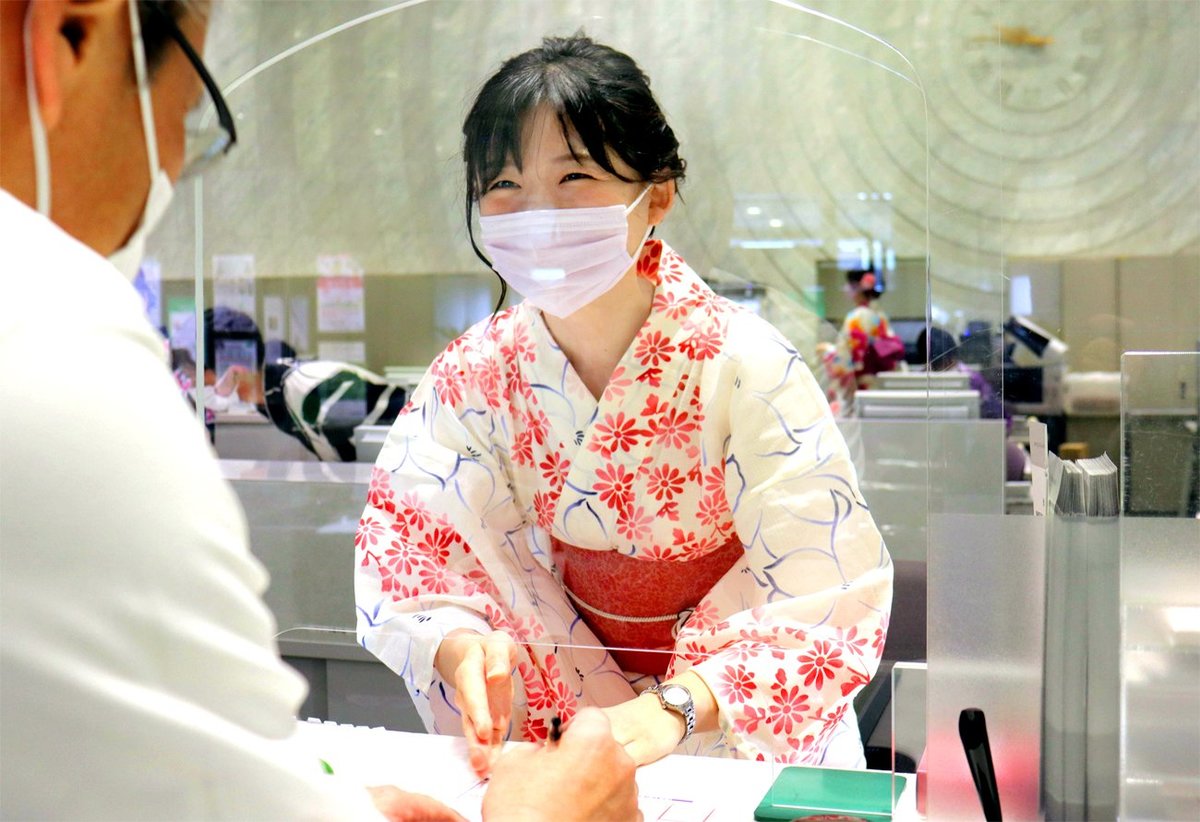 涼しげ浴衣姿の職員、来店客を出迎え　京都の信金、祇園祭に合わせ