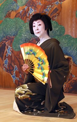 静かながら躍動感あふれる動きを演出 京都の芸妓・舞妓の舞扇 芸舞妓